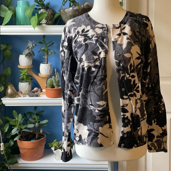 Karen Scott Sweaters - 🌺Karen Scott floral, button, petite cardigan🌺